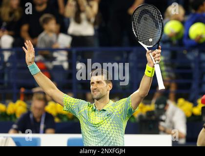 Dubai, Emirati Arabi Uniti, 1st. Marzo 2023. Il tennista serbo Novak Djokovic festeggia il torneo ATP del Dubai Duty Free Tennis Championships al Dubai Duty Free Tennis Stadium mercoledì 01 marzo febbraio 2023., © Juergen Hasenkopf / Alamy Live News Foto Stock