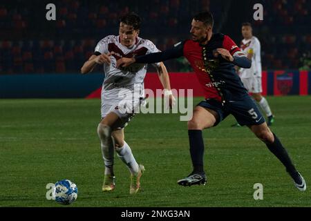 Stadio San Vito - Gigi Marulla, Cosenza, Italia, 28 febbraio 2023, Fabbian Giovanni Reggina ostacolato da Rigione Michele Cosenza durante Cosenza Calc Foto Stock