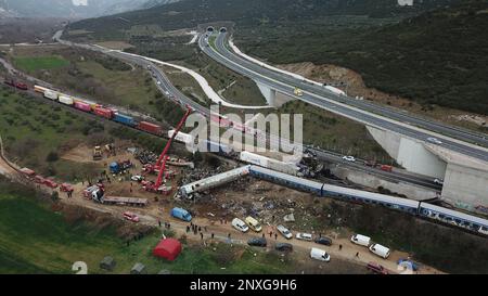 Tempo. 1st Mar, 2023. Questa foto aerea scattata il 1 marzo 2023 mostra la scena di una collisione di due treni nel comune di tempi, in Grecia. Il bilancio delle vittime della collisione di due treni in Grecia centrale a fine martedì sera è aumentato a 36, mentre 66 feriti sono stati ancora ricoverati in ospedale, di cui sei in gravi condizioni in unità di terapia intensiva, il servizio antincendio greco ha detto Mercoledì. Credit: Angelos Tsatsis/Xinhua/Alamy Live News Foto Stock