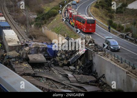 Tempo. 1st Mar, 2023. Questa foto scattata il 1 marzo 2023 mostra il sito di una collisione di due treni nel comune di tempi, in Grecia. Il bilancio delle vittime della collisione di due treni in Grecia centrale a fine martedì sera è aumentato a 36, mentre 66 feriti sono stati ancora ricoverati in ospedale, di cui sei in gravi condizioni in unità di terapia intensiva, il servizio antincendio greco ha detto Mercoledì. Credit: Leonidas Tzekas/Xinhua/Alamy Live News Foto Stock