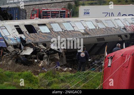 Tempo. 1st Mar, 2023. Questa foto scattata il 1 marzo 2023 mostra il sito di una collisione di due treni nel comune di tempi, in Grecia. Il bilancio delle vittime della collisione di due treni in Grecia centrale a fine martedì sera è aumentato a 36, mentre 66 feriti sono stati ancora ricoverati in ospedale, di cui sei in gravi condizioni in unità di terapia intensiva, il servizio antincendio greco ha detto Mercoledì. Credit: Angelos Tsatsis/Xinhua/Alamy Live News Foto Stock