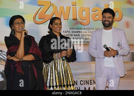 Mumbai, India. 01st Mar, 2023. L-R Bollywood attrice e regista Nandita Das parla durante l'interazione mediatica come attrice Shahana Goswami (c) e stand-up comico indiano e attore Bollywood Kapil Sharma Smile durante il lancio del trailer del loro prossimo film 'Zwigato' a Mumbai. Il film sarà pubblicato il 17th marzo 2023 (Photo by Ashish Vaishnav/SOPA Images/Sipa USA) Credit: Sipa USA/Alamy Live News Foto Stock