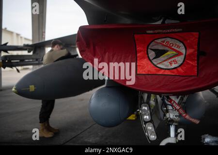 Airman 1st Class Jared Norton, 480th capo equipaggio Expeditionary Fighter Squadron, annota le ispezioni di manutenzione post-volo di un F-16cm Fighting Falcon assegnato alla 52nd Fighter Wing, base aerea di Spangdahlem, Germania, dopo essere arrivato alla base aerea di Kadena, Giappone, 16 gennaio 2023. Il Fighting Falcon è rinomato per il suo sistema "fly-by-wire" e per il suo design estremamente flessibile, che consente di eccellere in tutto il mondo in un'ampia gamma di ruoli aria-aria e aria-terra. Foto Stock