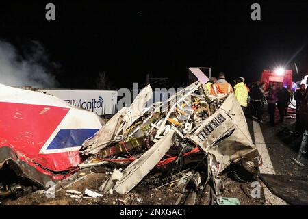 Tempo. 1st Mar, 2023. Questa foto scattata il 1 marzo 2023 mostra il sito di una collisione di due treni nel comune di tempi, in Grecia. Il bilancio delle vittime della collisione di due treni in Grecia centrale a fine martedì sera è aumentato a 36, mentre 66 feriti sono stati ancora ricoverati in ospedale, di cui sei in gravi condizioni in unità di terapia intensiva, il servizio antincendio greco ha detto Mercoledì. Credit: Leonidas Tzekas/Xinhua/Alamy Live News Foto Stock