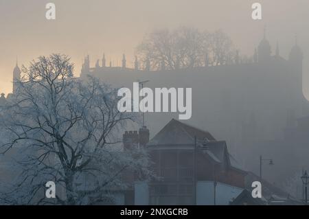 Eton, Windsor, Berkshire, Regno Unito. 23rd gennaio 2023. Alba sopra la Cappella di San Giorgio al Castello di Windsor in un'altra mattinata gelida e nebbiosa. Credito: Maureen McLean/Alamy Foto Stock