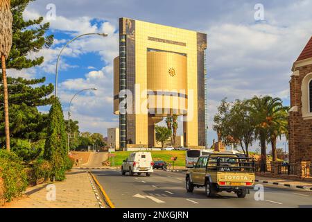 WINDHOEK, NAMIBIA - 10 ottobre 2018: Il Museo dell'Indipendenza insieme alla statua commemorativa della lotta per l'Indepenza a Windhoek. Foto Stock