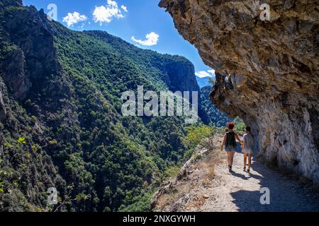 Sentiero escursionistico attraverso Gorges de la Caranche, Pyrénées-Orientales, Languedoc-Roussillon, Francia. Le gole del Carançà sono una gola situata nel comune Foto Stock