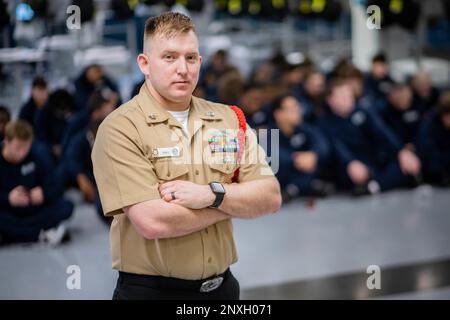 Equipment Operator 1st Class Richard Hall, di Sparta, Illinois, si propone per una foto a bordo reclutare Training Command. Più di 40.000 reclute ogni anno si allenano presso l'unico campo di stivali della Marina. Foto Stock