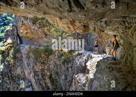 Sentiero escursionistico attraverso Gorges de la Caranche, Pyrénées-Orientales, Languedoc-Roussillon, Francia. Le gole del Carançà sono una gola situata nel comune Foto Stock