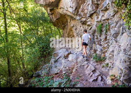 Sentiero escursionistico attraverso Gorges de la Caranche, Pyrénées-Orientales, Languedoc-Roussillon, Francia. Le gole del Carançà sono una gola situata nel comune Foto Stock