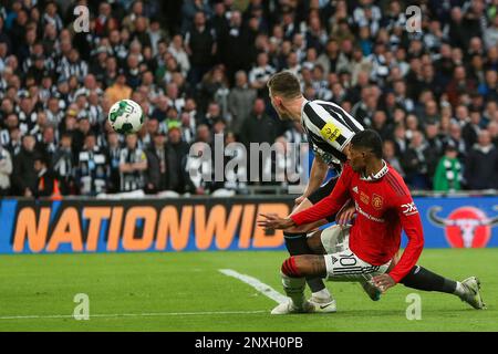 Marcus Rashford del Manchester United spara e segna il secondo gol durante la finale della Carabao Cup tra il Manchester United e il Newcastle United al Wembley Stadium, Londra, domenica 26th febbraio 2023. (Foto: Mark Fletcher | NOTIZIE MI) Credit: NOTIZIE MI & Sport /Alamy Live News Foto Stock