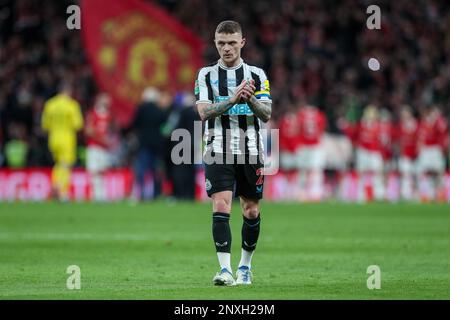 Il Kieran Trippier del Newcastle United applaude i loro fan dopo la finale della Carabao Cup tra il Manchester United e il Newcastle United al Wembley Stadium, Londra, domenica 26th febbraio 2023. (Foto: Mark Fletcher | NOTIZIE MI) Credit: NOTIZIE MI & Sport /Alamy Live News Foto Stock