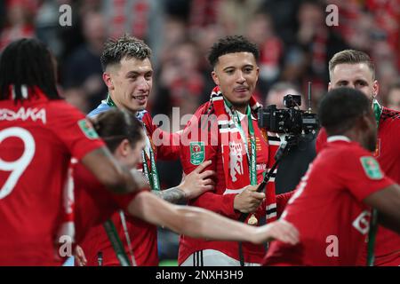 Jadon Sancho del Manchester United prende un selfie di lui e Lisandro Martinez durante la finale della Carabao Cup tra il Manchester United e il Newcastle United al Wembley Stadium, Londra, domenica 26th febbraio 2023. (Foto: Mark Fletcher | NOTIZIE MI) Credit: NOTIZIE MI & Sport /Alamy Live News Foto Stock