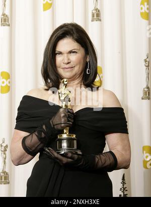 Il Costume designer Colleen Atwood, vincitore del premio per il miglior Costume Design per "Alice nel paese delle meraviglie", si presenta nella sala stampa ai 83rd Annual Academy Awards che si tengono al Kodak Theatre il 27 febbraio 2011 a Hollywood, California. Foto di Francis Specker Foto Stock