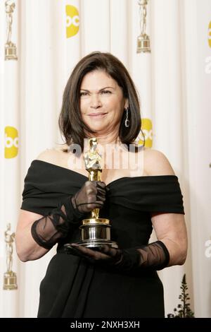 Il Costume designer Colleen Atwood, vincitore del premio per il miglior Costume Design per "Alice nel paese delle meraviglie", si presenta nella sala stampa ai 83rd Annual Academy Awards che si tengono al Kodak Theatre il 27 febbraio 2011 a Hollywood, California. Foto di Francis Specker Foto Stock