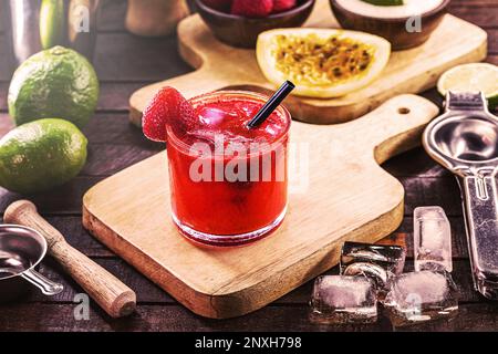 Caipirinha brasiliano, cocktail brasiliano a base di fragola, cachaa e zucchero. Ingredienti di caipirinha, zucchero, fragole fresche e cachaa o. Foto Stock