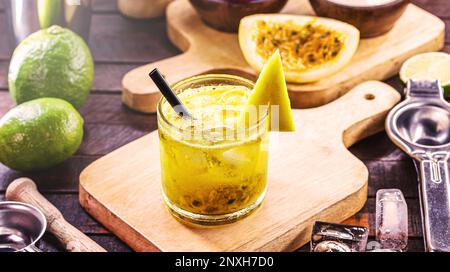 Caipirinha brasiliano, cocktail brasiliano fatto con frutto della passione, cachaa e zucchero. Caipirinha, zucchero, frutta fresca di passione e cachaa o vodka lingre Foto Stock