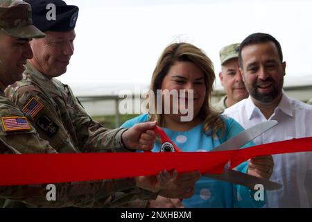 STATI UNITI Briga della Riserva dell'esercito. Eric Folkestad, vice comandante Generale 81st Divisione di preparazione taglia il nastro durante la cerimonia di apertura ufficiale della Aguadilla Army Reserve Center cerimonia di taglio nastro, 22,2023 gennaio a Porto Rico. Foto Stock