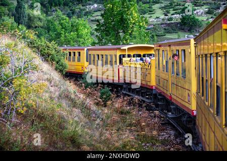 Viaggio nel treno giallo o treno Jaune, Pyrénées-Orientales, Languedoc-Roussillon, Francia. La ligne de Cerdagne, solitamente denominata le P Foto Stock