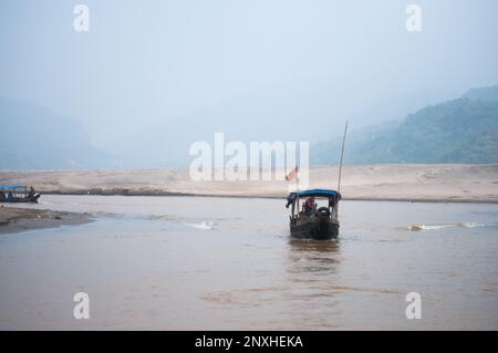 Alcune immagini di bellezza naturale di un luogo turistico ben noto chiamato 'Sada Pathor' in Bangladesh. Foto Stock