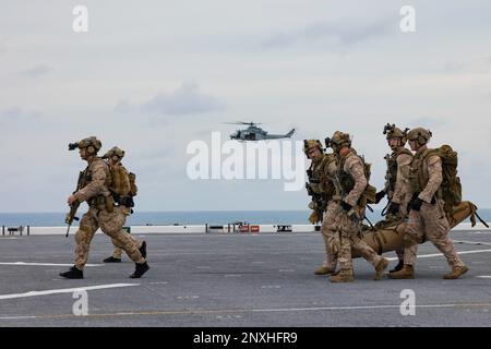 USS Miguel Keith, South China Sea (7 gennaio 2022) – USA Marine Corps Reconnaissance Marines assegnato a Reconnaissance Company, 13th Marine Expeditionary Unit, spostare un incidente simulato al ponte di volo, 7 gennaio. Le capacità di implementazione avanzata, risposta rapida e corpo navale e marino integrato ampliano le opzioni che il team del corpo navale e marino fornisce ai comandanti di forze congiunte. L'unità di spedizione marina del 13th è imbarcata sul Makin Island Amphibious Ready Group, composto da nave d'assalto anfibio USS Makin Island (LHD 8) e navi portuali da trasporto anfibie USS John P. Murtha (LPD 26) e US Foto Stock