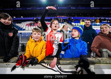 Heerenveen - sostenitori di Feyenoord durante la partita tra SC Heerenveen e Feyenoord allo stadio Abe Lenstra il 1 marzo 2023 a Heerenveen, Paesi Bassi. (Da Box a Box Pictures/Yannick Verhoeven) Foto Stock