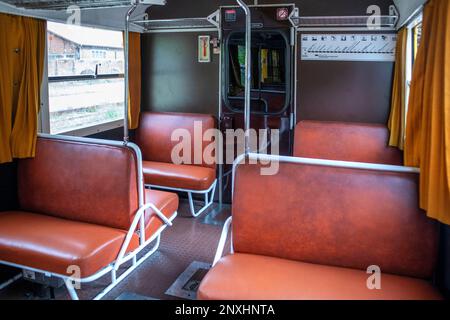 All'interno del treno giallo o treno Jaune, Pyrénées-Orientales, Languedoc-Roussillon, Francia. La ligne de Cerdagne, di solito chiamato le Petit tra Foto Stock