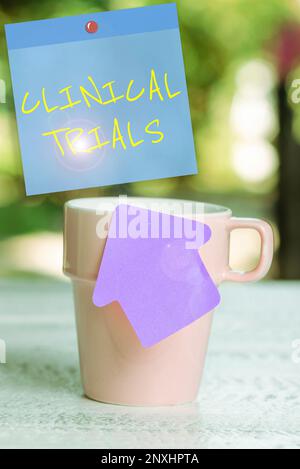Testo che mostra Inspiration Clinical Trials. Concetto significato Ricerca indagine a nuovi trattamenti per le persone Foto Stock