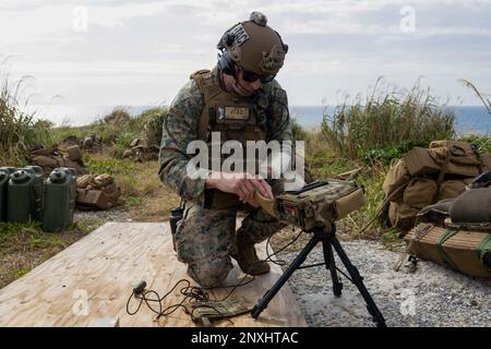 STATI UNITI Thomas Dye, il battaglione spara capo per il Battaglione di rinascita 3rd, crea un designatore di bersaglio laser di tipo 163 durante un partito tattico di controllo dell'aria a W-174 Live Fire Range, Okinawa, Giappone, 10 gennaio 2023. La formazione ha offerto l'opportunità di lavorare in una situazione tattica dinamica e di perfezionare le capacità di tracciatura dei target. Il 31st MEU, l’unico MEU del corpo marino continuamente schierato in avanti, fornisce una forza flessibile e letale pronta a eseguire un’ampia gamma di operazioni militari come prima forza di risposta alla crisi nella regione indomorafacea. Foto Stock