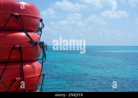 Sicurezza in mare per i passeggeri con zattere salvavita in traghetto che naviga nel mar dei caraibi in Messico Foto Stock