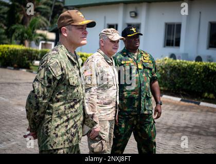 230202-N-DK722-1010 (2 febbraio 2023) LAGOS, Nigeria – da sinistra, Stati Uniti Calvin Foster, direttore del programma di partenariato marittimo per gli Stati Uniti Sesta flotta, Stati Uniti Kirk Smith, vice comandante degli Stati Uniti Comando Africa, e Nigerian Navy Cmdre. Mayowa Olukoya, comandante del Joint Maritime Security Training Center (JMSTC), discutono della preparazione marittima durante una visita al JMSTC di Lagos, Nigeria, 2 febbraio 2023 durante l'Obangame Express 2023. Obangame Express 2023, condotto dagli Stati Uniti Naval Forces Africa, è un esercizio marittimo volto a migliorare la cooperazione e ad aumentare maritim Foto Stock