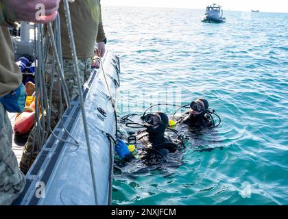 OCEANO ATLANTICO (7 febbraio 2023) i marinai assegnati all'esplosivo Ordnance Disposal Group 2 effettuano controlli pre-immersione durante gli sforzi di recupero di una mongolfiera ad alta quota nell'Oceano Atlantico, 7 febbraio 2023. Sotto la direzione del presidente degli Stati Uniti e con il pieno sostegno del governo del Canada, aerei da combattimento statunitensi sotto gli Stati Uniti Northern Command Authority ha impegnato e portato giù una mongolfiera di sorveglianza ad alta quota all'interno dello spazio aereo sovrano degli Stati Uniti e sulle acque territoriali degli Stati Uniti 4 febbraio 2023. Servizio attivo, riserva, Guardia Nazionale, e personale civile pianificato ed eseguito l'operaio Foto Stock