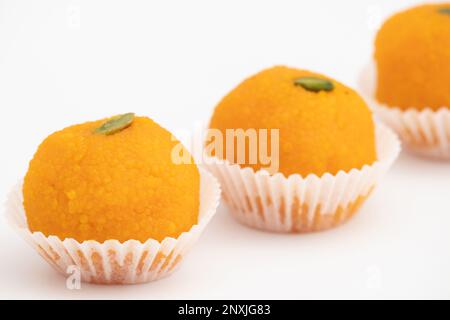 Mithai Motichoor Boondi Laddu indiano fatto di Gram Flour Besan in Desi ghee o burro chiarificato. Festive Food per Deepavali, Rakshabandhan, Navratri, D Foto Stock