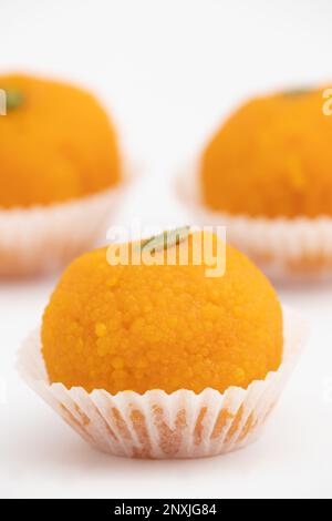 Mithai Motichoor Boondi Laddu indiano fatto di Gram Flour Besan in Desi ghee o burro chiarificato. Festive Food per Deepavali, Rakshabandhan, Navratri, D Foto Stock