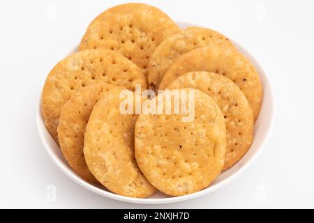 Namkeen Masala Mathri chiamato anche Matthi, Mathiya, Mathi, farsi Poori, Farsan, Pharsaṇ o Mathari è famoso tè tempo Gluten snack consumati Mostl Foto Stock