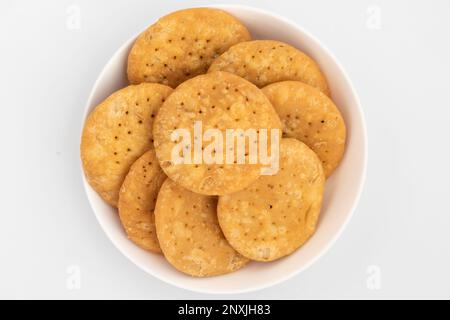 Namkeen Masala Mathri chiamato anche Matthi, Mathiya, Mathi, farsi Poori, Farsan, Pharsaṇ o Mathari è famoso tè tempo Gluten snack consumati Mostl Foto Stock