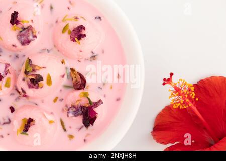 Lachedar Rosa Rabdi anche chiamato Lachha Gulab Rabri, Gulabi Rabidi fatto da latte condensato, farina di miglio perla, petalo di rosa secco, gulab Jal Wate Foto Stock