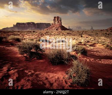 Uno sguardo attraverso le aride terre tribali Navajo e la West Mitten Monument Valley, Arizona. Foto Stock