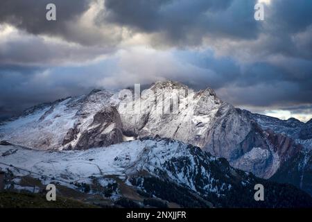 La neve di prima caduta copre le Dolomiti d'Italia intorno al Passo del Sella. Foto Stock