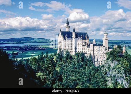 Il castello di Neuschwanstein sorge ai piedi delle Alpi Bavaresi, vicino a Schwangau, Germania. Foto Stock