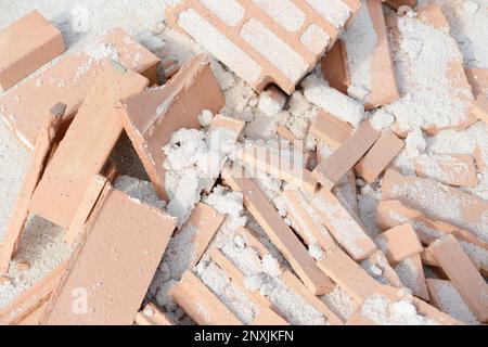 Detriti di pietre da costruzione distrutte sul cantiere Foto Stock