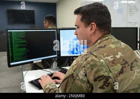 Un Airmen assegnato al 275th Cyberspace Operations Squadron lavora presso un terminale informatico presso la base della Guardia Nazionale di Warfield Air presso l'aeroporto di Stato Martin, Middle River, Md., il 10 gennaio 2023. Oates guida un team di cyber protezione che è stato il primo team della Guardia Nazionale aerea a certificare su una rete in diretta del Dipartimento della Difesa. Foto Stock