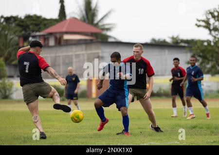 DILI, TIMOR-LESTE (10 FEBBRAIO 2023) – STATI UNITI Marines assegnato alla 13th Marine Expeditionary Unit, Stati Uniti I marinai della Marina assegnati al porto di trasporto anfibio USS John P. Murtha (LPD 26), e i marinai della forza di difesa Timor-Leste e Fuzileiros giocano a calcio durante la cerimonia di apertura della Cooperation afloat Readiness and Training/Marine Exercise Timor-Leste, febbraio 10. KARAT/MAREX Timor-Leste è un esercizio bilaterale tra Timor-Leste e gli Stati Uniti volto a promuovere la cooperazione regionale in materia di sicurezza, mantenere e rafforzare i partenariati marittimi e migliorare l'interoperabilità marittima. Nei suoi 28th yea Foto Stock