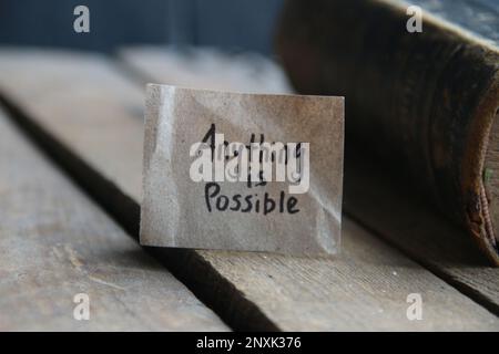 Qualsiasi cosa è possibile carta. L'iscrizione sul tag. Stile vintage. Citazioni motivazionali. Foto Stock