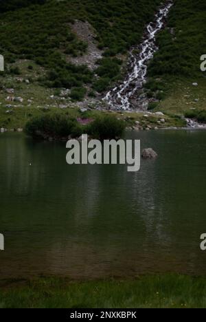 Vista sulla cascata in montagna nelle Alpi Foto Stock