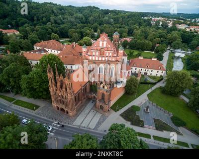 Vilnius Città Vecchia e St. Chiesa di Anna con collina di tre croci in background. Lituania. Foto Stock