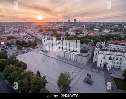 Piazza della Cattedrale nel centro storico di Vilnius. Palazzo dei Granduchi di Lituania. Tramonto tempo cielo. Foto Stock