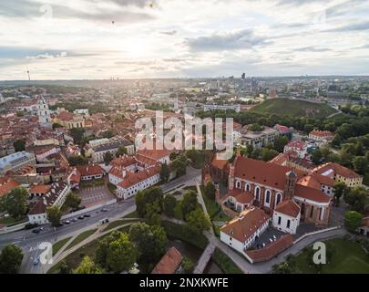 Vilnius Città Vecchia e St. La Chiesa di Anna e la Piazza della Cattedrale, St Johns Chiesa Campanile sullo sfondo. Lituania. Gediminas Castello e Air Balloon in S Foto Stock