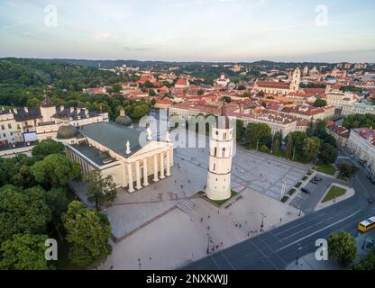 Piazza della Cattedrale nel centro storico di Vilnius. Palazzo dei Granduchi di Lituania. Tramonto tempo cielo. Foto Stock