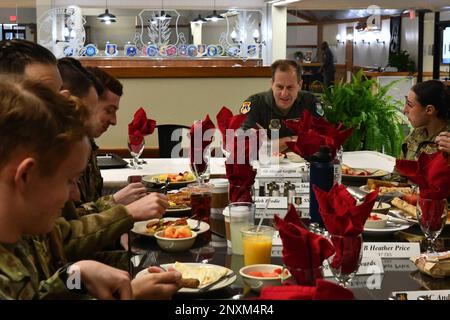 STATI UNITI Corey Martin, comandante dell'aeronautica militare del 18th, parla con i leader dell'addestramento militare e gli studenti dello Squadrone di addestramento del 97th durante una discussione sulla colazione presso la struttura di ristorazione della base dell'aeronautica militare di Altus, Oklahoma, il 27 gennaio 2023. Martin ha ascoltato le esperienze, le missioni e gli obiettivi di Airmen fornendo al contempo le sue esperienze e aspettative in cambio. Foto Stock